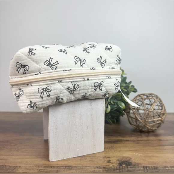 Makeup Cosmetics Toiletries Bag with Cute Bows - Picture 2 of 5